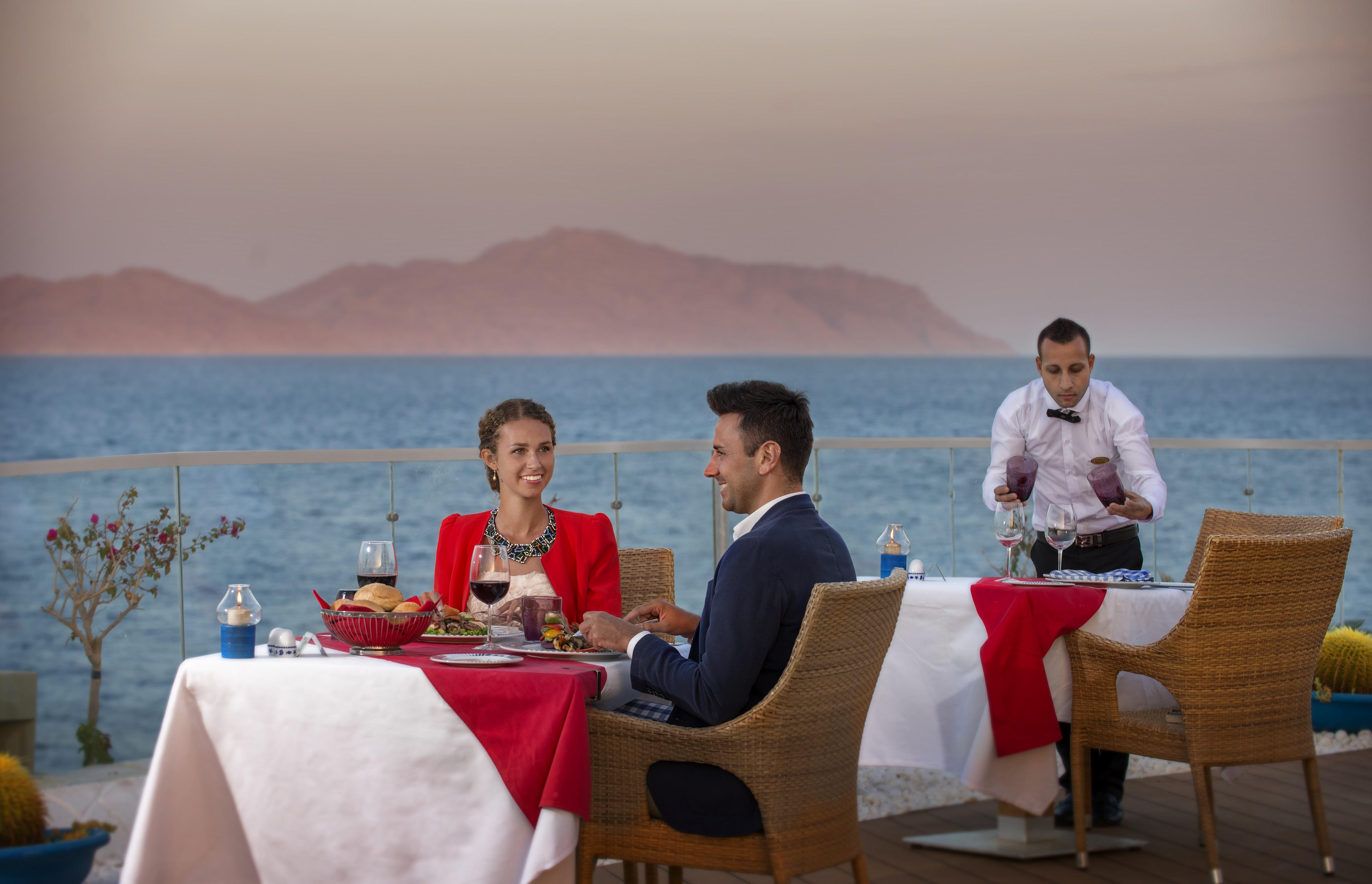 Sunrise Arabian Beach Resort Sharm el-Sheikh Exterior photo A waiter serving wine at a restaurant